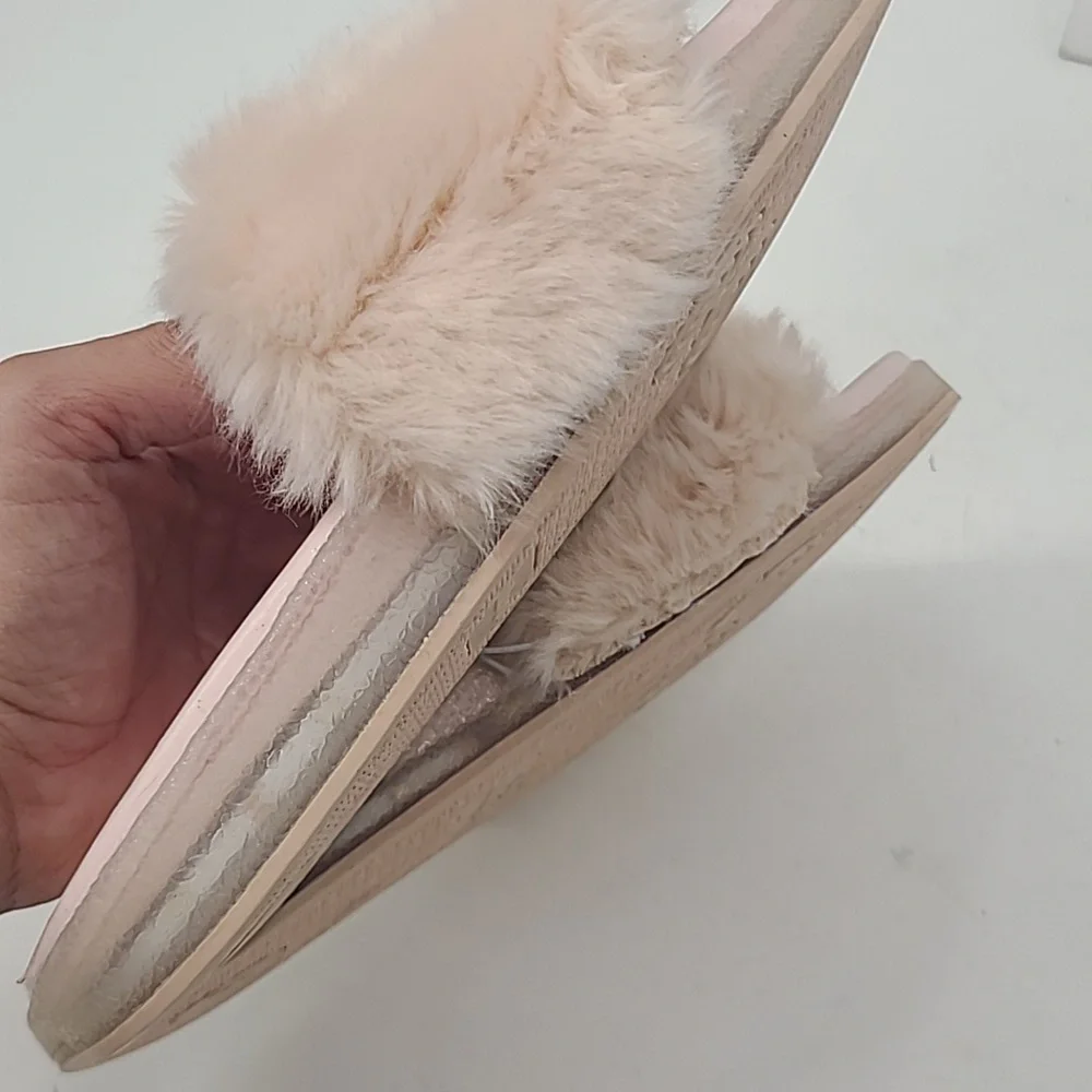 NWOT madden girl pink fuzzy slippers size 3 light up!